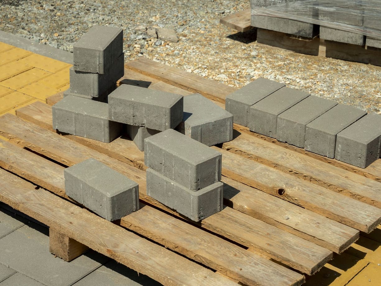 Blocos de concreto empilhados no canteiro de obra